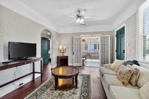 Center of NOLA Loft - walk to Ochsner