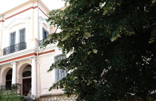Center town! Private parking- 5 min from the beach!