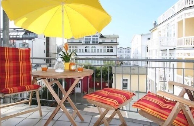 Central and quiet location, 30m to the beach, sunny balcony, incl. parking lot and WLAN