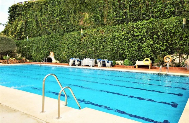 Central apartment with pool, air-con and Wifi, Short walk to Puerto Banus shops, bars & cafes