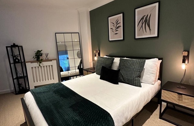 Central Cardiff, stylish house, (sleeps up to 4)