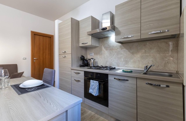 Central City Apartment “glmhouse a” with Wi-Fi & A/C