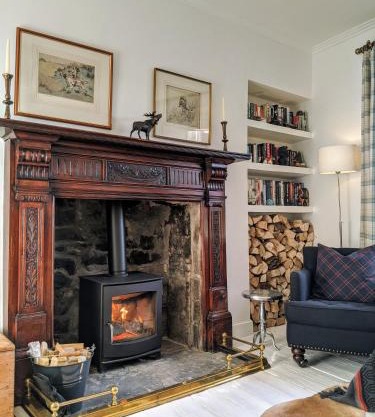 Central Hawick spacious stylish flat with log burner