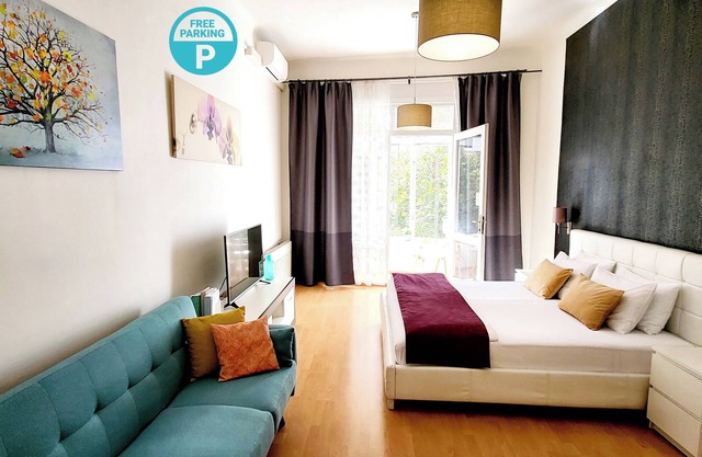 Central King Bed Free Parking AC Balcony