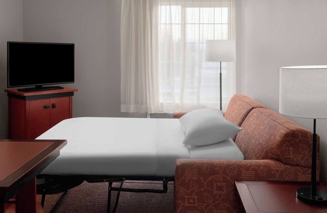 Central Location: 1BR Suite w/Full Kitchen and Separate Living, Sleeping areas