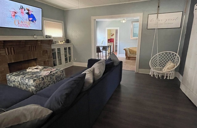 Central Location 3BR 1B Fully Fenced Back Yard. Cozy & Quiet