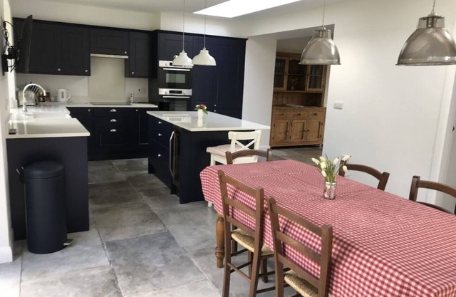 Central Modern open plan house 3 ensuite bedrooms, dog friendly.