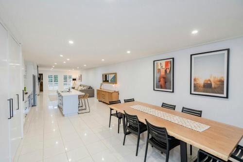 Central Modern Spacous Townhouse 290B