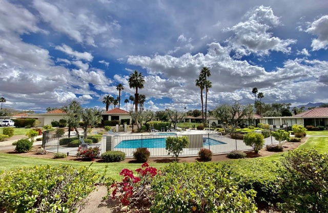 Central Palm Springs~ Majestic Views! ~ PB & Tennis Courts ~ Quiet