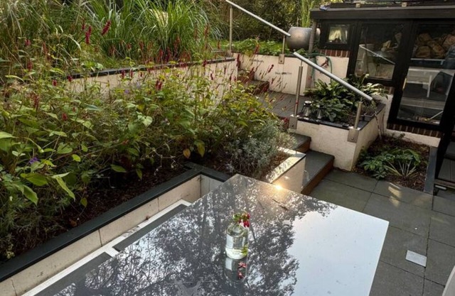 Central & quiet, garden & fireplace, 10 min to main station