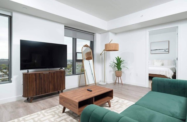 Central Serene 2BR Penthouse Near MIT & Harvard with King bed GYM Parking