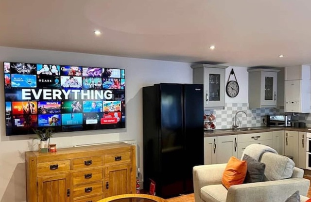 Central Studio | King Bed | Bike Facilities