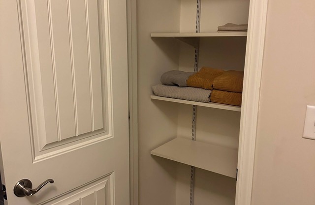 Central & Stylish 6 Beds Retreat on Haystack Golf Course, 10 Mins to Mount Snow