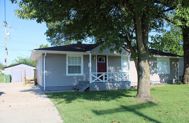 Centrally located 3 bdrm 2 bath quaint house with a yard. Pet friendly.