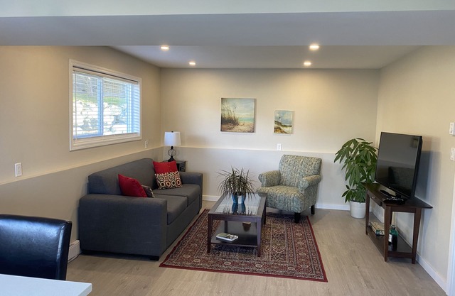 Centrally located one bedroom with ocean view