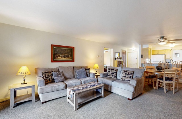 Centrally located condo w/gas grill & wood fireplace - walk to town/the lake