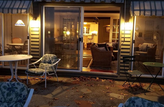 Centrally Located, Dog Friendly, Vintage Lake House With Contemporary Amenities.
