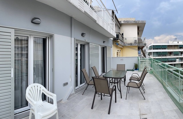 Centrally located full floor apartment 2 blocks to the beach newly renovated