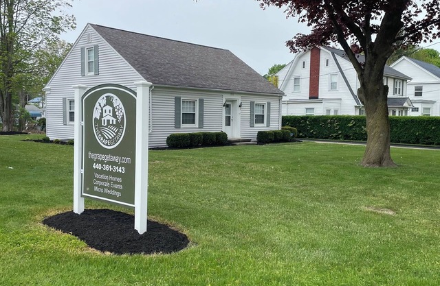 Centrally located local wineries, GOTL, and Spire. Walk to winery, coffeehouse