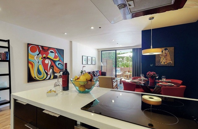 Centrally Located Modern Luxury, Walking Distance to UCLA, Westwood