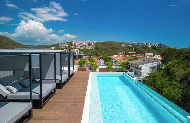 Centrally Located Studio with 4 Rooftop Pools & BBQ Areas - Minutes to the Beach