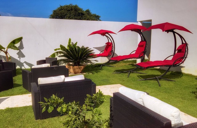 Centrally-located studio with cable TV, pool, internet, gym, spa, grill&bar