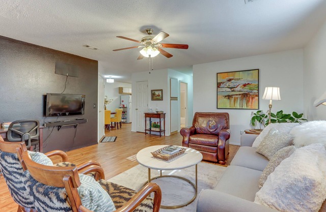 Centrally located in NWA; Walk to Wrights BBQ!