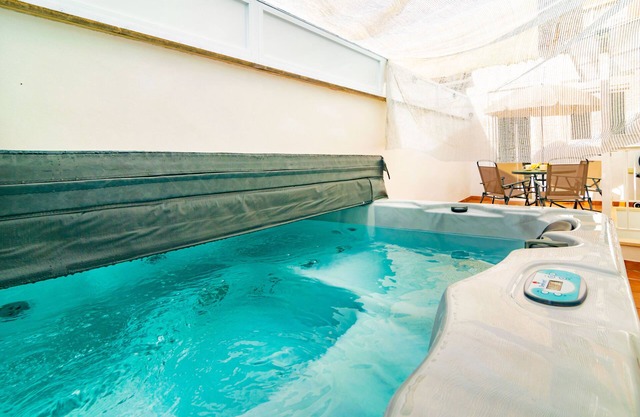 Centric - Three Bedroom Apartment, Sleeps 5