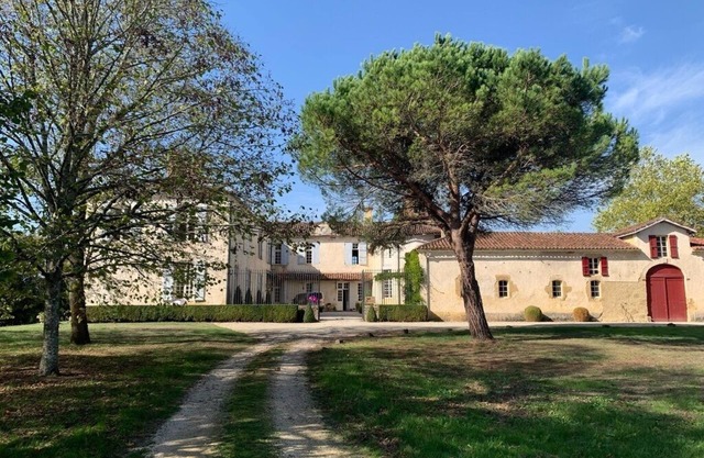 Château Seailles - Natural Luxury: Confort champêtre et charme historique.