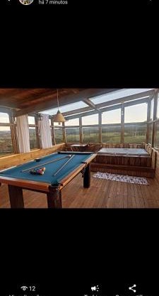 Chalé com banheira de hidromassagem e mesa de sinuca