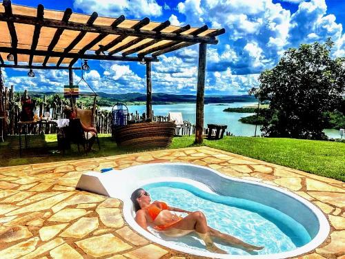Chalé Mirante, piscina, cachoeira, lago e vista espetacular