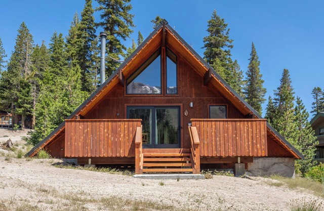 Chalet #1, Charming Ski In/Ski Out Steps to the M