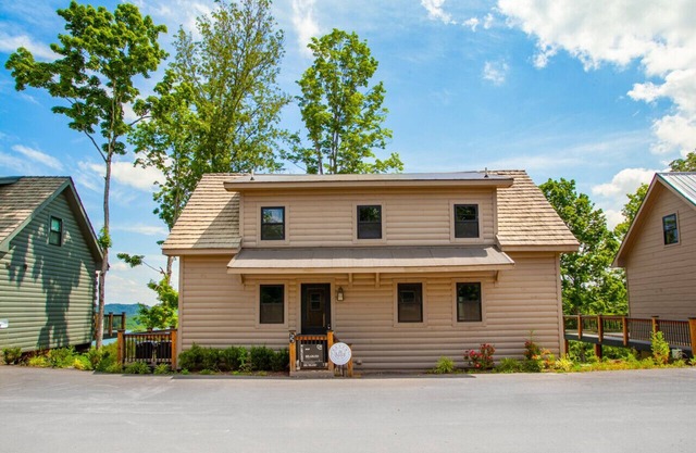 Chalet Amelia -Lake View+HotTub+Fireplace+Arcade!