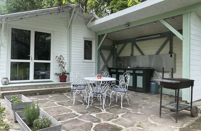 Chalet au Bord de Létang, Proche de Sites Touristiques du Lot et de la Dordogne