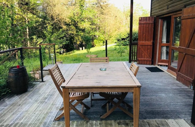 Chalet au Milieu de la Forêt Avec lac à Proximité