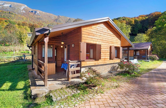 Chalet "Casa Rododendro" with Mountain View, Wi-Fi & Garden