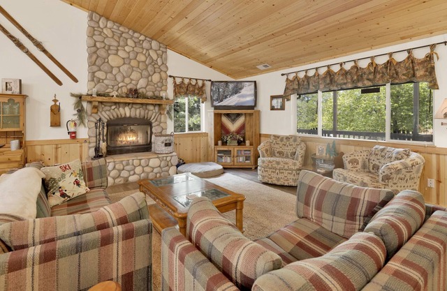 Chalet d'Or~ Log Cabin Retreat~ Jetted Spa Tub~