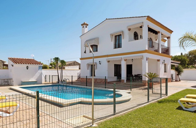 Chalet El Huerto – Only for Families, Close to the Sea, with Pool and Wi-Fi