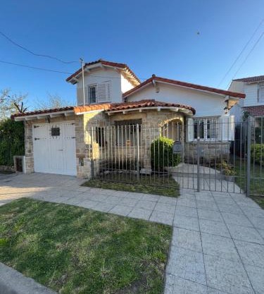 Chalet en zona Güemes-SOLO FAMILIAS