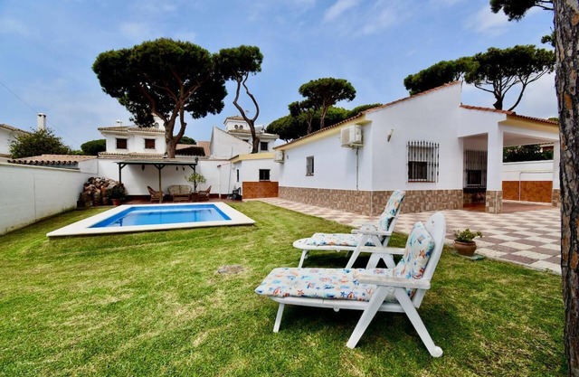 Chalet A Levante in the heart of La Barrosa, very close to the beach