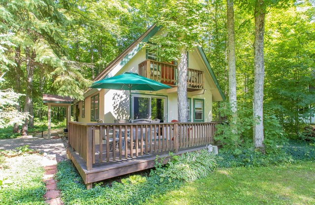 Chalet for All Seasons-5 minute drive to Boyne Mountain Ski Resort