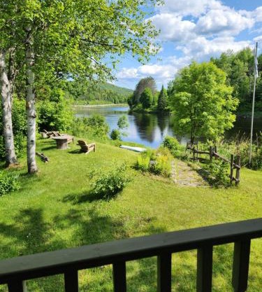 Chalet L'Apéro du Bois-Rond - Spa, billard & bord de la rivière Batiscan