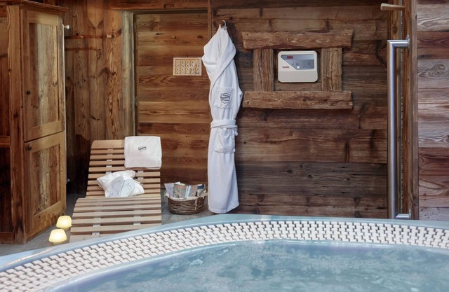 CHALET MATTERHORN Catered with Spa walking distance slopes and Cervinia center