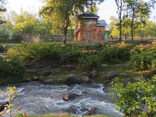 Chalet Rivera Doodpathri a Cozy 2BK cabin