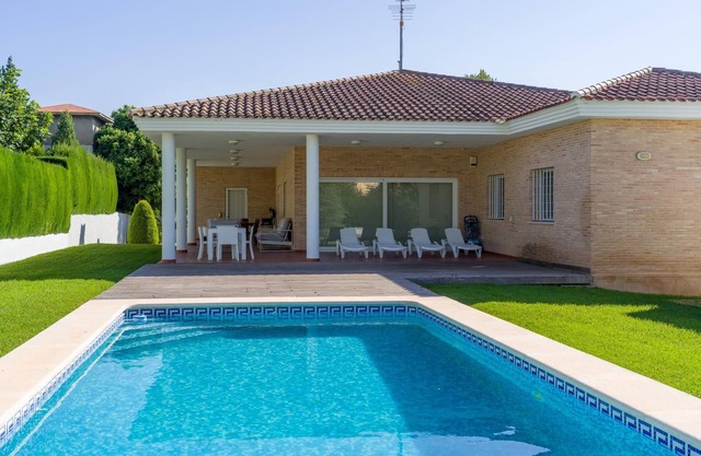 Chalet-Villa con piscina, jardin y Aire Acondicionado