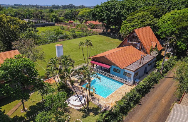 Chalet with lots of green space, close to tourist attractions, 20 people! For Families!