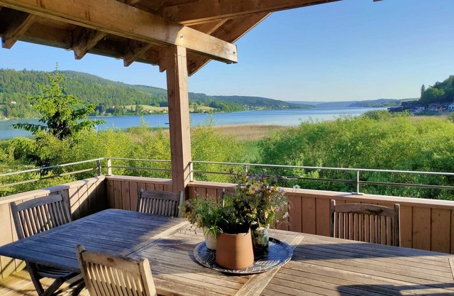 Chalet with terrasse by the lake