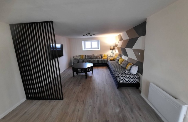 Chambre Avec Salle de Bain 2. Idéale Pour un Séjour Économique Tout Confort