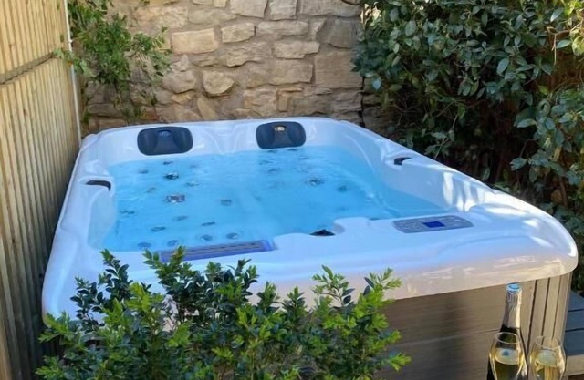 CHAMBRE GRAND CONFORT COQUET with PRIVATE JACUZZI