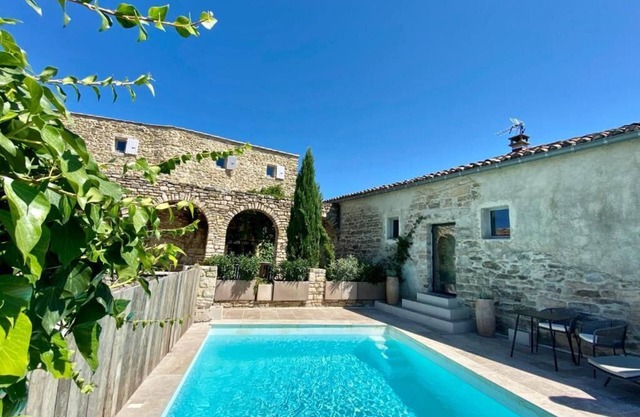 CHAMBRE LUXE LA TOUR with whirlpool bath and shared heated pool